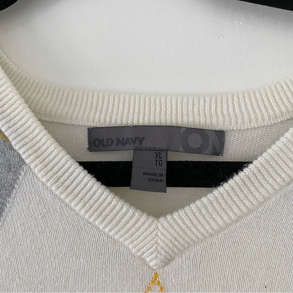 Men’s Old Navy Argyle V-Neck Sweater - Picture 3 of 5